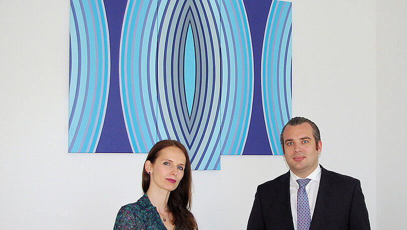 Agenturinhaber Julian Grill mit der Künstlerin Krisztina Dózsa-Farkas vor dem Werk „Erstrahlen“ (140 x 120 cm, Arcyl) Agenturinhaber Julian Grill mit der Künstlerin Krisztina Dózsa-Farkas vor dem Werk „Erstrahlen“ (140 x 120 cm, Arcyl)