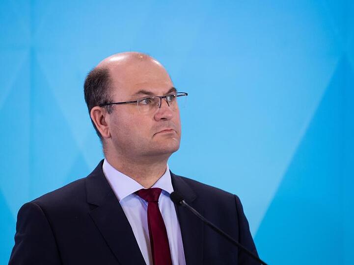 Albert Füracker (CSU), Finanzminister von Bayern, nimmt nach einer Sitzung des bayerischen Kabinetts an einer Pressekonferenz teil. Foto: Sven Hoppe/dpa/Archivbild
