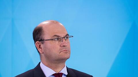 Albert Füracker (CSU), Finanzminister von Bayern, nimmt nach einer Sitzung des bayerischen Kabinetts an einer Pressekonferenz teil. Foto: Sven Hoppe/dpa/Archivbild
