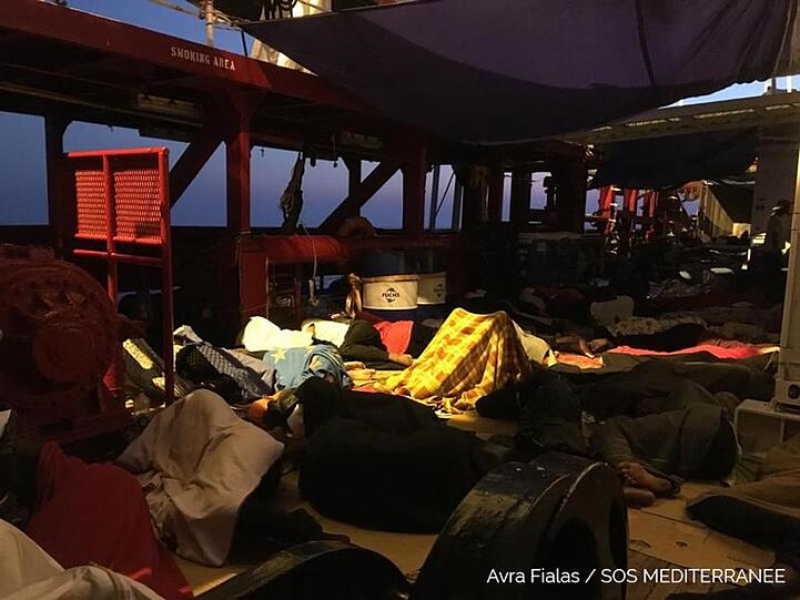 In Sicherheit: Migranten schlafen auf dem Rettungsschiff "Ocean Viking", das erst nach zwei Wochen Blockade auf dem Mittelmeer in Malta anlegen darf.