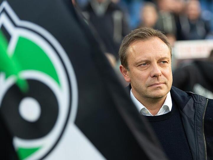 Hannovers Trainer Andre Breitenreiter kommt ins Stadion. Foto: Swen Pförtner/Archiv