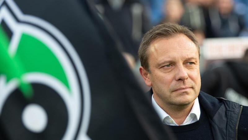 Hannovers Trainer Andre Breitenreiter kommt ins Stadion. Foto: Swen Pförtner/Archiv Hannovers Trainer Andre Breitenreiter kommt ins Stadion. Foto: Swen Pförtner/Archiv