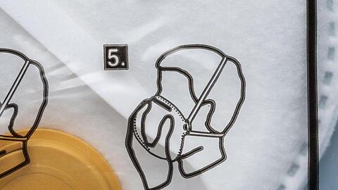 Anleitung für das korrekte Aufsetzen der Maske auf der Verpackung einer FFP3-Atemschutzmaske. Foto: Christian Beutler/KEYSTONE/dpa/Symbolbild