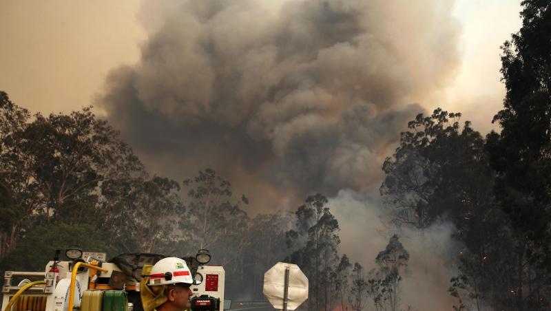 Einsatzkräfte bekämpfen Waldbrände im Taree-Nationalpark in New South Wales. Einsatzkräfte bekämpfen Waldbrände im Taree-Nationalpark in New South Wales.