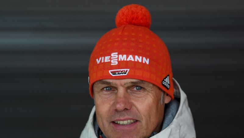 Skisprung-Bundestrainer Andreas Bauer blickt in die Kamera.