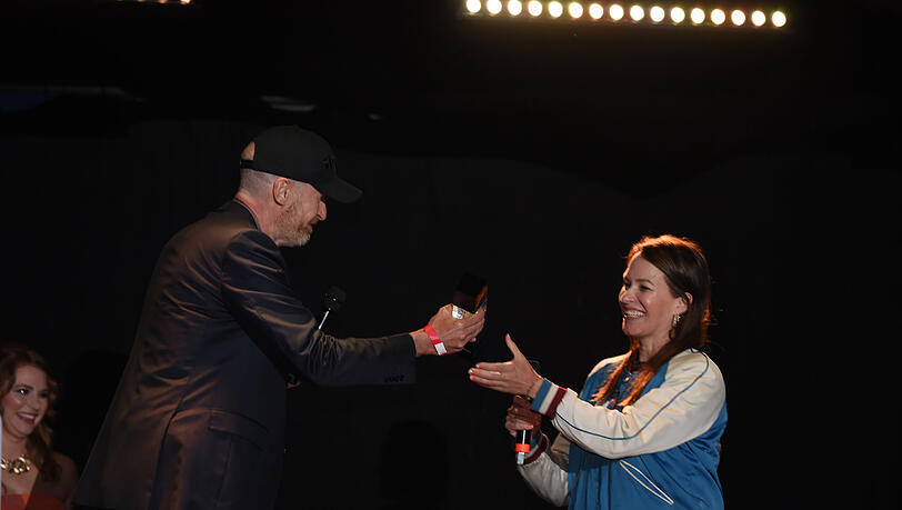 Der Neffe von Margot Hielscher und Preisstifter Peter von Schall-Riaucour überreicht der Schauspielerin und Regisseurin Franka Potente den Margot Hielscher-Preis auf dem Filmfest München. Der Neffe von Margot Hielscher und Preisstifter Peter von Schall-Riaucour überreicht der Schauspielerin und Regisseurin Franka Potente den Margot Hielscher-Preis auf dem Filmfest München.