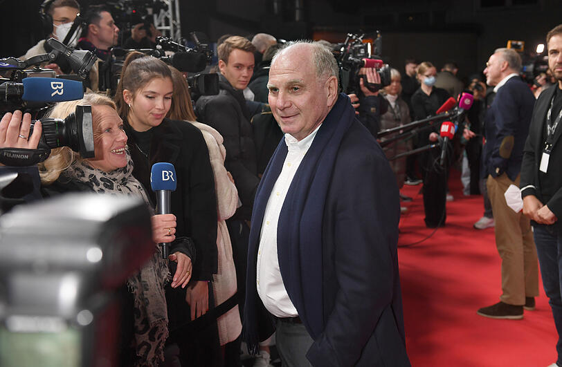 Ehrenpräsident Uli Hoeneß beantwortet die Fragen der Reporter.