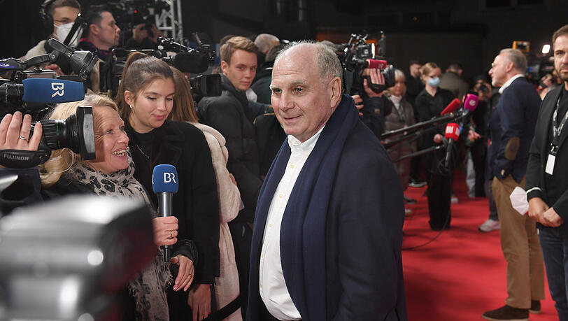 Ehrenpräsident Uli Hoeneß beantwortet die Fragen der Reporter.