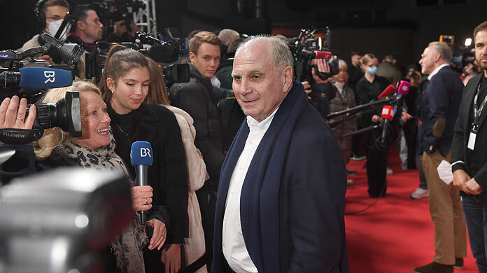 Ehrenpräsident Uli Hoeneß beantwortet die Fragen der Reporter.