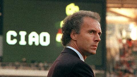 Als Teamchef der deutschen Nationalmannschaft holte Beckenbauer 1990 den WM-Pokal.