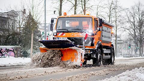 Die Winterdienste waren etwa in Niedersachsen im Dauereinsatz.