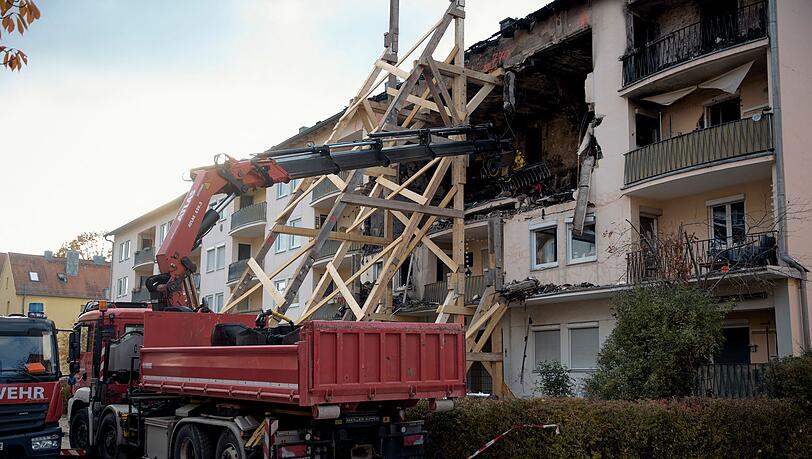 Am Tag nach dem Unglück fanden die Einsatzkräfte zwei Leichen. Am Tag nach dem Unglück fanden die Einsatzkräfte zwei Leichen.