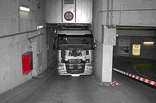 Nur durch die Hilfe des Kollegen wurde der 21-jährige Lkw-Fahrer nicht schlimmer verletzt.