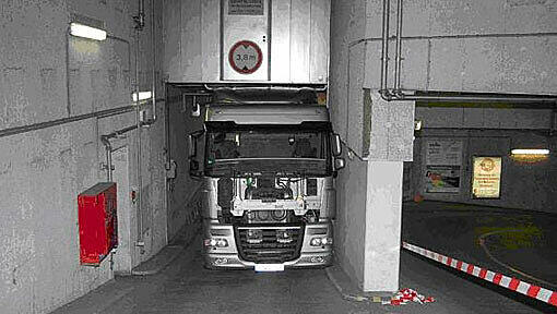 Nur durch die Hilfe des Kollegen wurde der 21-jährige Lkw-Fahrer nicht schlimmer verletzt. Nur durch die Hilfe des Kollegen wurde der 21-jährige Lkw-Fahrer nicht schlimmer verletzt.
