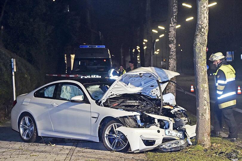 Das bittere Ende des riskanten Anfahrmanövers: Der BMW M4 liegt völlig demoliert an einem Baum in der Ifflandstraße.