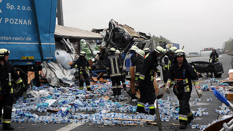 Bei einem schweren Lkw-Unfall auf der A6 behinderten dreiste Gaffer die Rettungsmaßnahmen massiv. Die Bilder von der Unfallstelle.