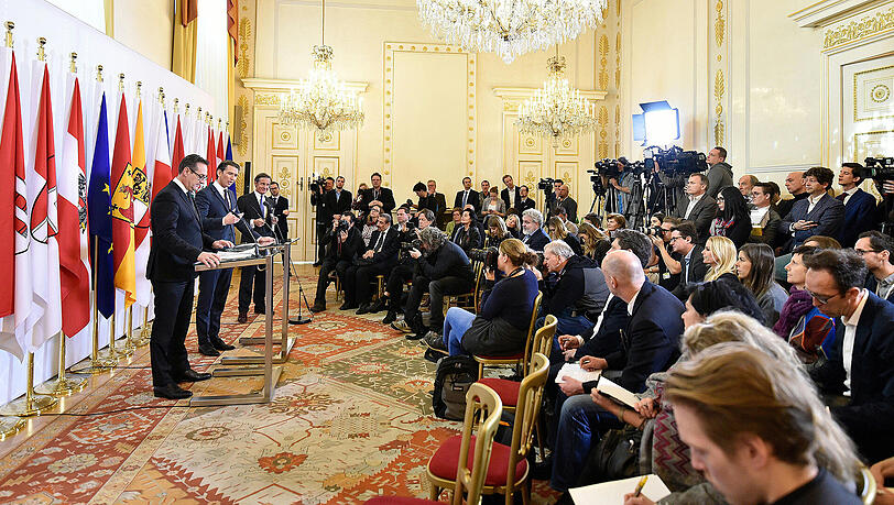 Vizekanzler Strache (FPÖ, v.l.), Bundeskanzler Kurz (ÖVP) und Regierungssprecher Launsky-Tieffenthal sprechen im Bundeskanzleramt. Vizekanzler Strache (FPÖ, v.l.), Bundeskanzler Kurz (ÖVP) und Regierungssprecher Launsky-Tieffenthal sprechen im Bundeskanzleramt.