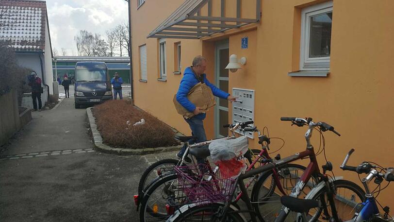 Ein Mitglied der Spurensicherung betritt das Haus.