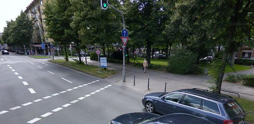 Die Fußgängerampel am Platz der Freiheit springt schnell von grün auf rot.