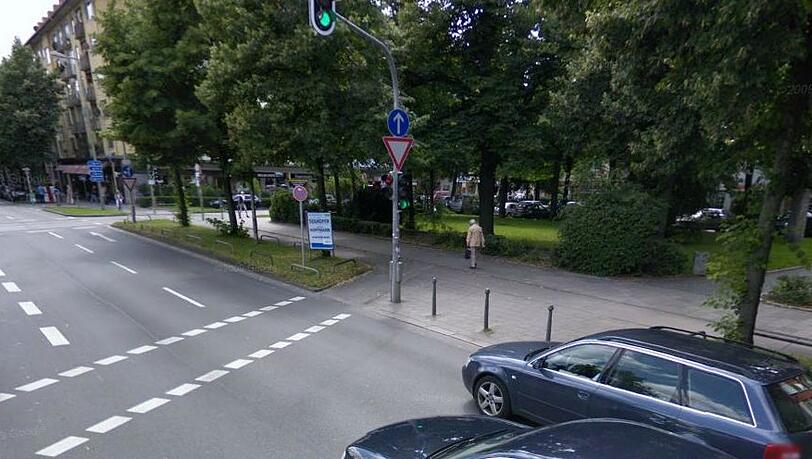 Die Fußgängerampel am Platz der Freiheit springt schnell von grün auf rot. Die Fußgängerampel am Platz der Freiheit springt schnell von grün auf rot.