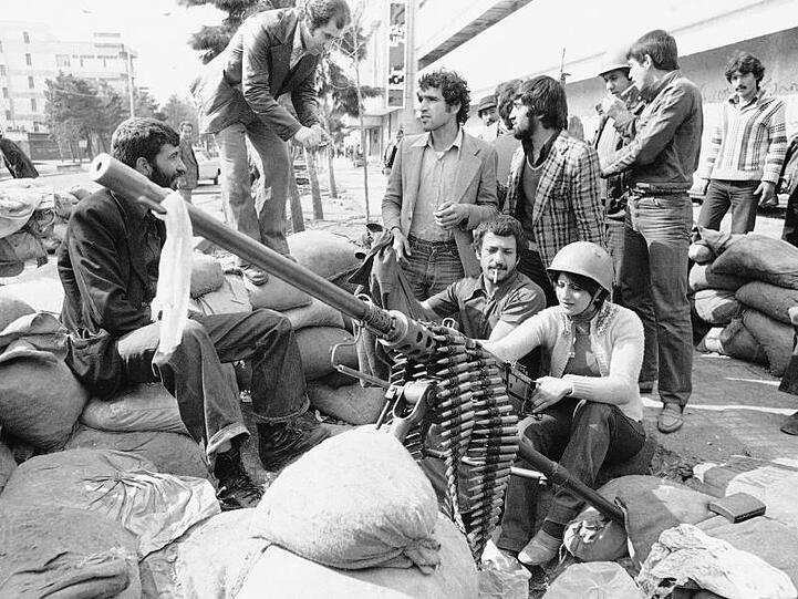 Februar 1979: Eine Iranerin sitzt an einem Maschinengewehr.