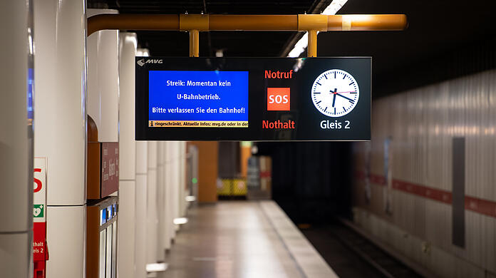 Dienstagmorgen, 6.20 Uhr am U-Bahnhof Maillingerstraße: Die Anzeige weist auf den ÖPNV-Streik hin.