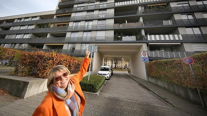 Brigitte Ebeling wohnt ganz oben und möchte eine kleine Photovoltaikanlage auf ihrem Balkon anbringen - aber sie darf nicht.