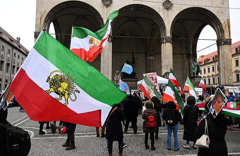 Demonstranten am Freitagvormittag am Odeonsplatz.