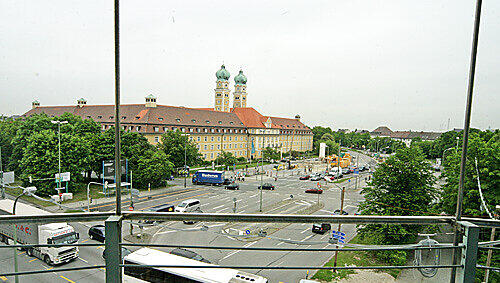 Tristesse pur: Noch ist der Luise-Kiesselbach-Platz autogerecht ausgebaut – doch das soll sich ja bald ändern. Tristesse pur: Noch ist der Luise-Kiesselbach-Platz autogerecht ausgebaut – doch das soll sich ja bald ändern.