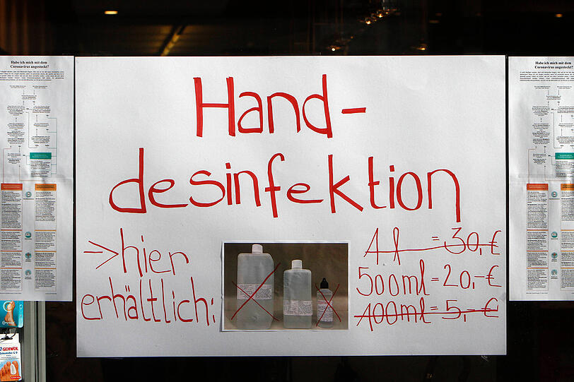 Handdesinfektionsmittel waren Mangelwaren und entsprechend teuer, dennoch war es schnell wieder ausverkauft.