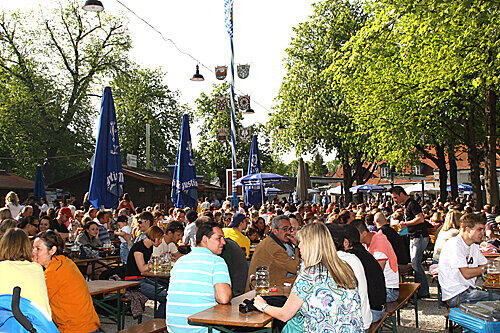 Unter alten und jungen Kastanien gibt es im Hirschgarten Platz für 8000 Gäste.