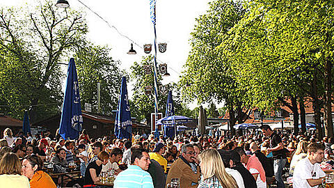 Unter alten und jungen Kastanien gibt es im Hirschgarten Platz für 8000 Gäste.