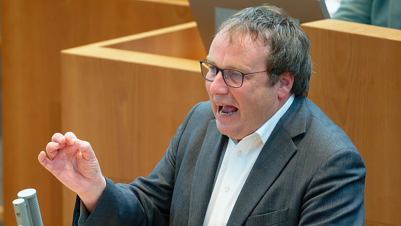 Nordrhein-Westfalens Verkehrsminister Oliver Krischer (Bündnis 90/Die Grünen) bei einer Plenarsitzung im NRW-Landtag. (Archivbild) Nordrhein-Westfalens Verkehrsminister Oliver Krischer (Bündnis 90/Die Grünen) bei einer Plenarsitzung im NRW-Landtag. (Archivbild)