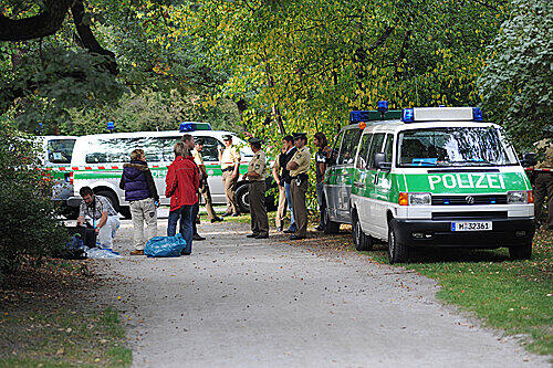 ...und untersuchten das Areal nach Hinweisen. Spezialisten in weißen Schutzanzügen sicherten Spuren.
