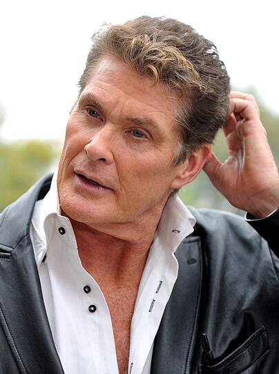 Der wohl bekannteste Promi-Absturz der letzten Jahre: 2007 tauchte ein Video von David Hasselhoff im Internet auf, auf dem er sturzbetrunken in der Badewanne lag und versuchte einen Burger zu essen. Das Video wurde von seiner Tochter Ann gemacht. Nach jahrelanger Alkoholsucht und langwierigem Entzug hat Hasselhoff jedoch gerade noch die Kurve gekriegt.