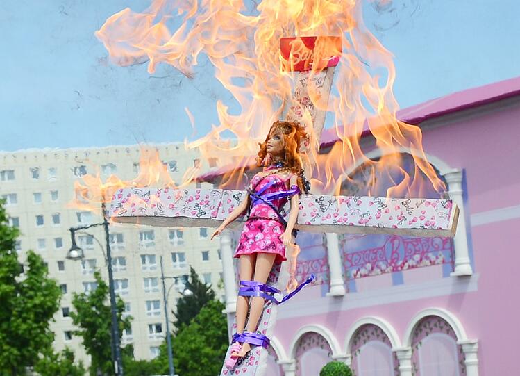 Die Femen-Aktion beim "Barbie-Dreamhouse" in Berlin. Die Bilder