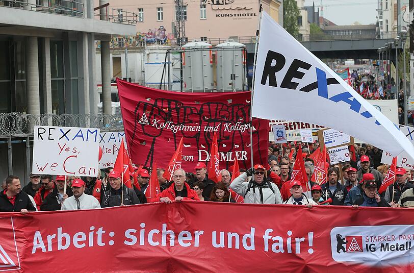 Rechtsextreme stürmten eine Mai-Kundgebung in Weimar. Dabei wurden 15 Menschen verletzt. (Symbolbild)