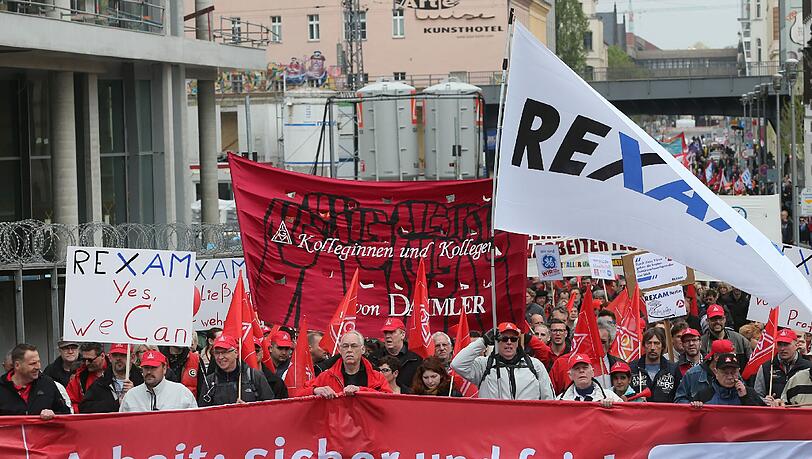 Rechtsextreme stürmten eine Mai-Kundgebung in Weimar. Dabei wurden 15 Menschen verletzt. (Symbolbild) Rechtsextreme stürmten eine Mai-Kundgebung in Weimar. Dabei wurden 15 Menschen verletzt. (Symbolbild)