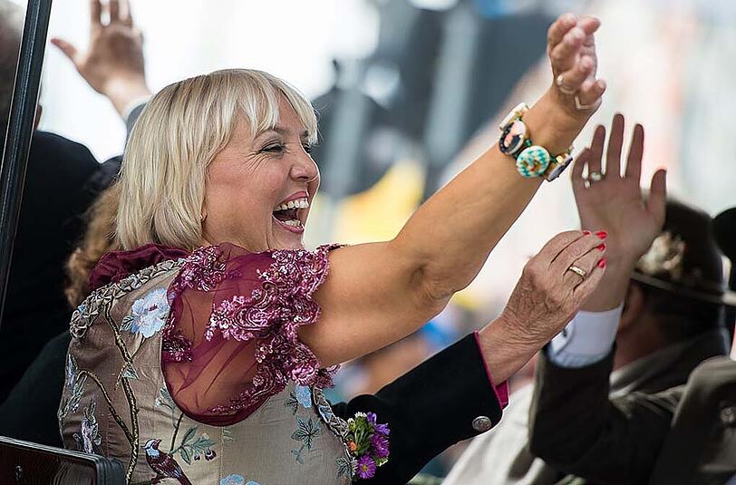 Claudia Roth beim Einzug der Wiesn-Wirte.