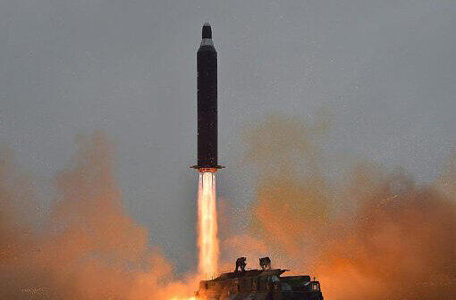 Eine ballistische Rakete wurde in der Vergangenheit in Nordkorea getestet. Nun soll das Land erneut eine solche Rakete in Richtung offenes Meer gefeuert haben. Bereits am 19. Juli hatte das Land drei Raketen abgefeuert. Foto: Korean Central News Agency/Handout/Archiv