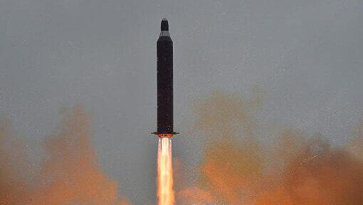 Eine ballistische Rakete wurde in der Vergangenheit in Nordkorea getestet. Nun soll das Land erneut eine solche Rakete in Richtung offenes Meer gefeuert haben. Bereits am 19. Juli hatte das Land drei Raketen abgefeuert. Foto: Korean Central News Agency/Handout/Archiv Eine ballistische Rakete wurde in der Vergangenheit in Nordkorea getestet. Nun soll das Land erneut eine solche Rakete in Richtung offenes Meer gefeuert haben. Bereits am 19. Juli hatte das Land drei Raketen abgefeuert. Foto: Korean Central News Agency/Handout/Archiv