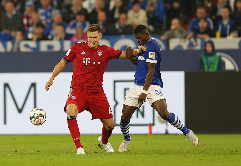 NIKLAS SÜLE, NOTE 2: Durfte anstelle von Boateng (Pause) ran. Bekämpfte, vor allem in den Kopfballduellen, die Schalker Sturmspitze Embolo mit vollem Körpereinsatz. Lässig und souverän im Spielaufbau.