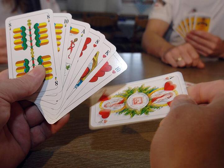Bayerns Schüler sollen mehr Schafkopfen, fordert der Philologenverband.