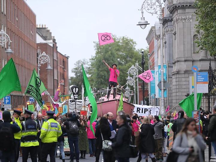 Demonstration mit Boot vor dem irischen Parlament in Dublin.