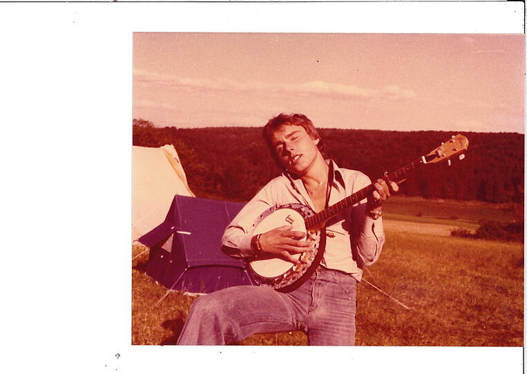 Dietmar kann zwar kein Banjo spielen, schaut aber (hier im Zeltlager) gut damit aus.