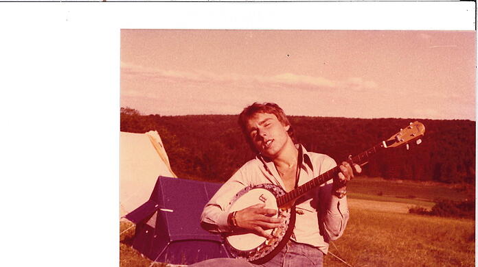Dietmar kann zwar kein Banjo spielen, schaut aber (hier im Zeltlager) gut damit aus.