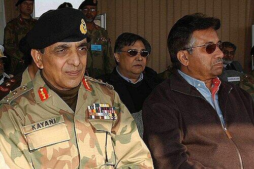 Könnte Musharraf-Nachfolge antreten: Pakistans Armeechef Ashfaq Parvez Kayani (l.)
