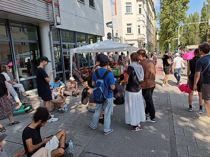 Straßenfest-Stimmung an der Ecke Bavaria-/Lindwurmstraße am Samstagnachmittag.