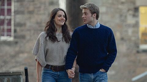 "The Crown": Meg Bellamy als Kate Middleton und Ed McVey als Prinz William.