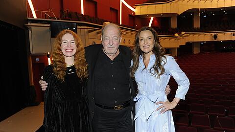Er ist ein "hoffnungsloser Perfektionist": Ralph Siegel mit Frau Laura und Simone Ballack (r.) im Deutschen Theater.